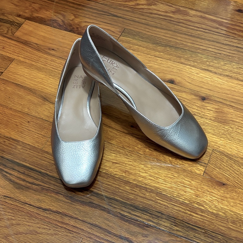Naturalizer Cody Silver Metallic Flats - 8 Wide